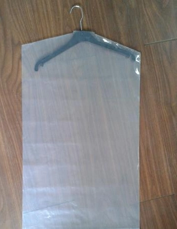 en el bolso plástico de la cubierta del traje del rollo que hace la máquina