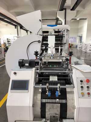 Máquina de sellado y corte de bolsas de papel Kraft Máquina de producción de bolsas de papel que ofrece Consumo de energía 5-10 KW para la fabricación de bolsas