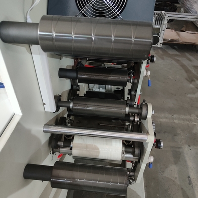 La impresora de alta velocidad de Flexo para la eficacia máxima, imprimiendo color es whitle, cinta, papel de Kraft, tinta