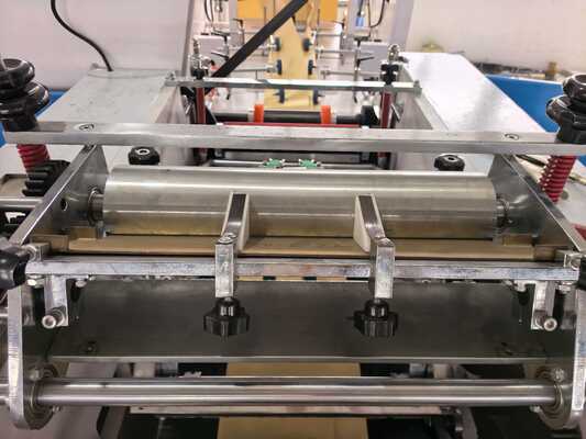Máquina de sellado y corte de bolsas de papel Kraft Máquina de producción de bolsas de papel que ofrece Consumo de energía 5-10 KW para la fabricación de bolsas