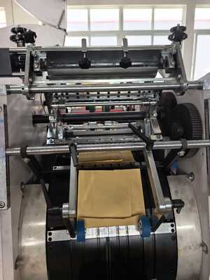 CMYK Flexo Impresora de bolsas de papel para hacer bolsas de papel 50Hz 60Hz Fuente de alimentación Potencia total 15 KW Adecuado para el embalaje a gran escala