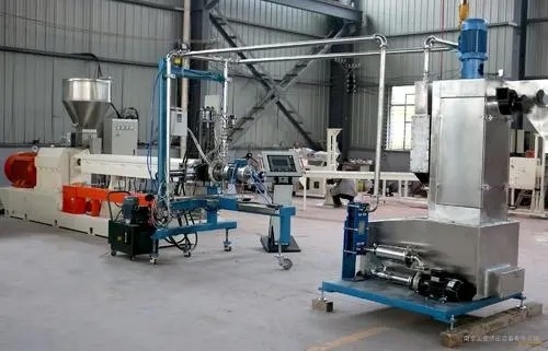 Cadena de producción plástica caliente del extrusor del granulador que corta plástico de la basura