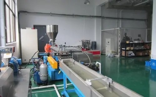 Cadena de producción plástica caliente del extrusor del granulador que corta plástico de la basura