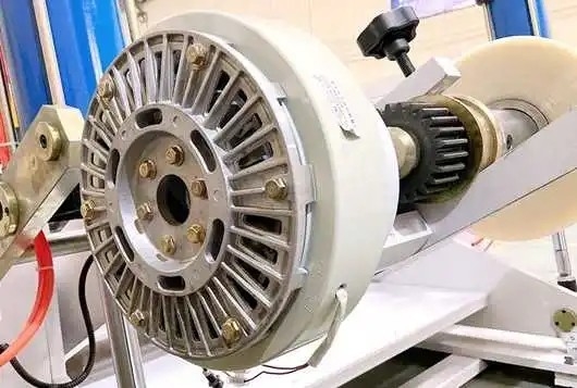 1100m m automáticos graban en relieve el papel de aluminio de la máquina 600m m