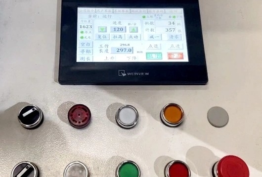 1100m m automáticos graban en relieve el papel de aluminio de la máquina 600m m