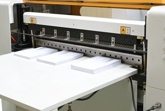 1100m m automáticos graban en relieve el papel de aluminio de la máquina 600m m