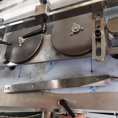 La máquina de la bolsa de papel de la alimentación de rollo HJ-200 con la capa Control#Square de la defensa aérea basa el papel Carry Bag Making Machine los 80-200m