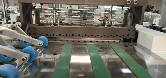 La costura cortada fría integró la máquina que el corte tejido automático del bolso dobla la costura