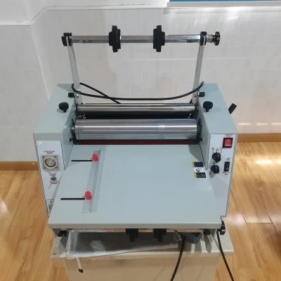 Máquina que raja los 5m/Min Nonweaving Film Laminating de OPP 900m m Rewinder